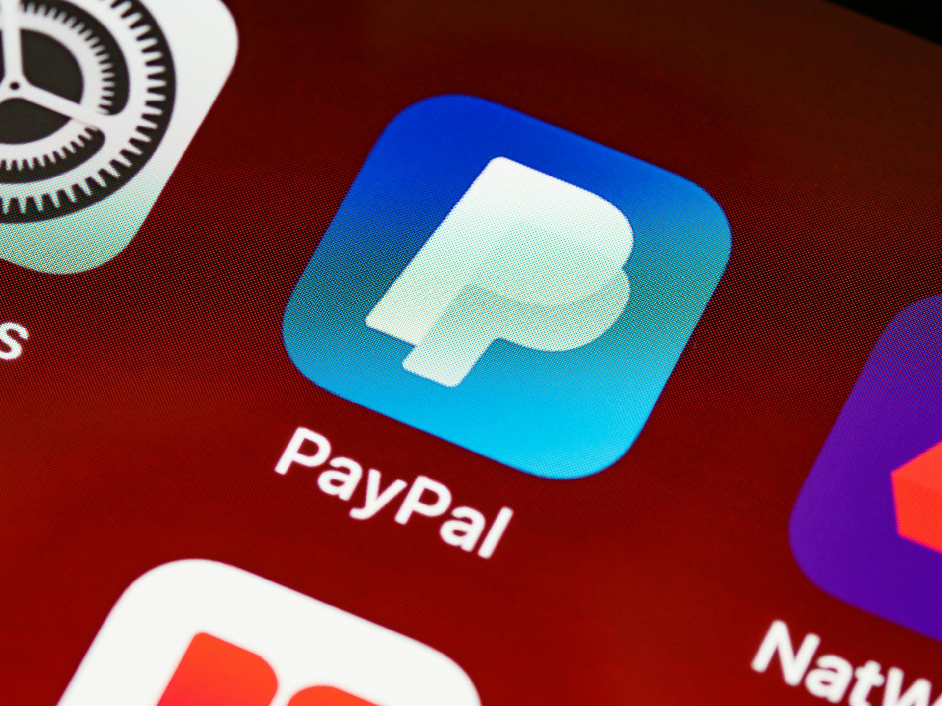 What is a payment gateway and how can I use it in my store?