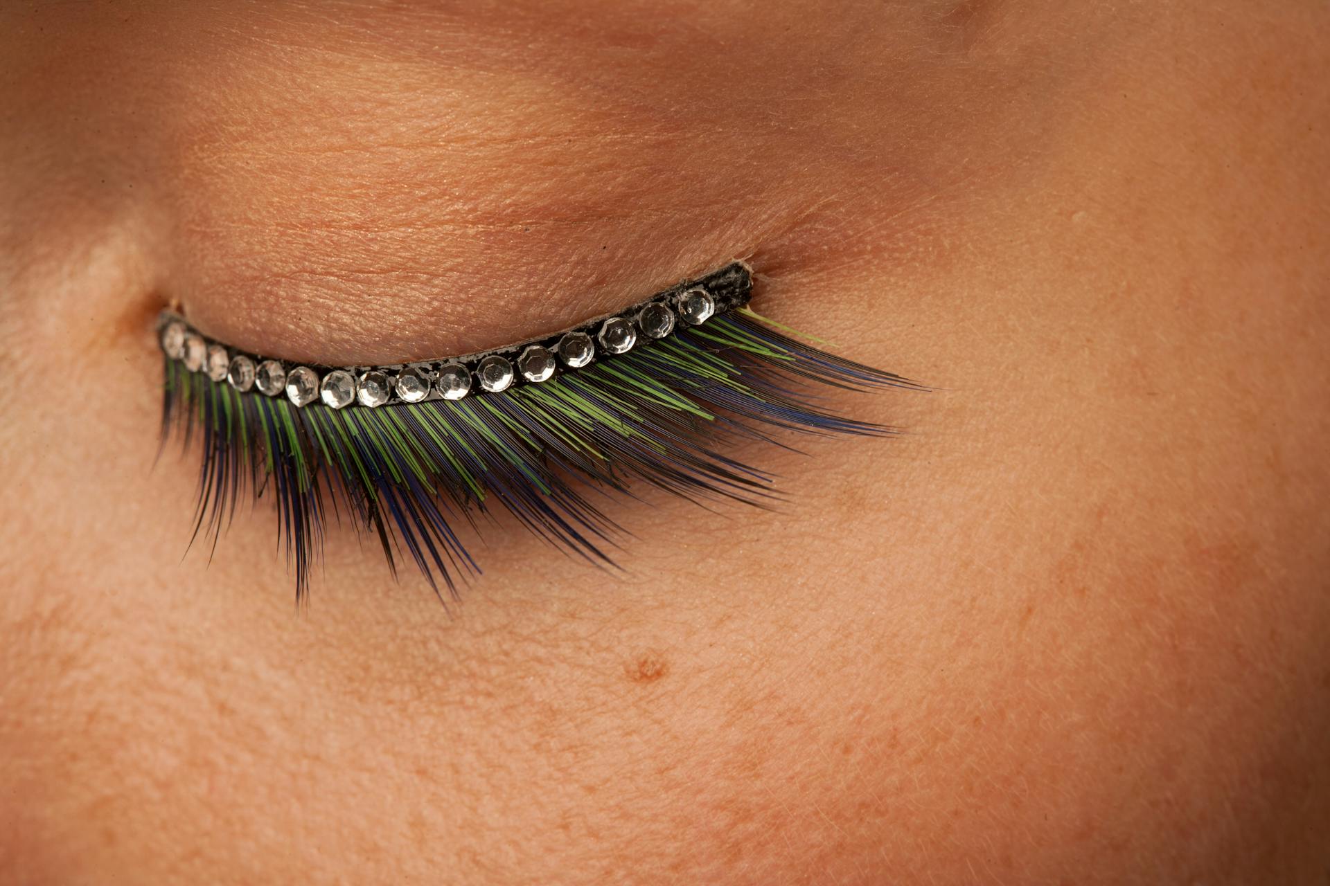 How to start an eyelash business